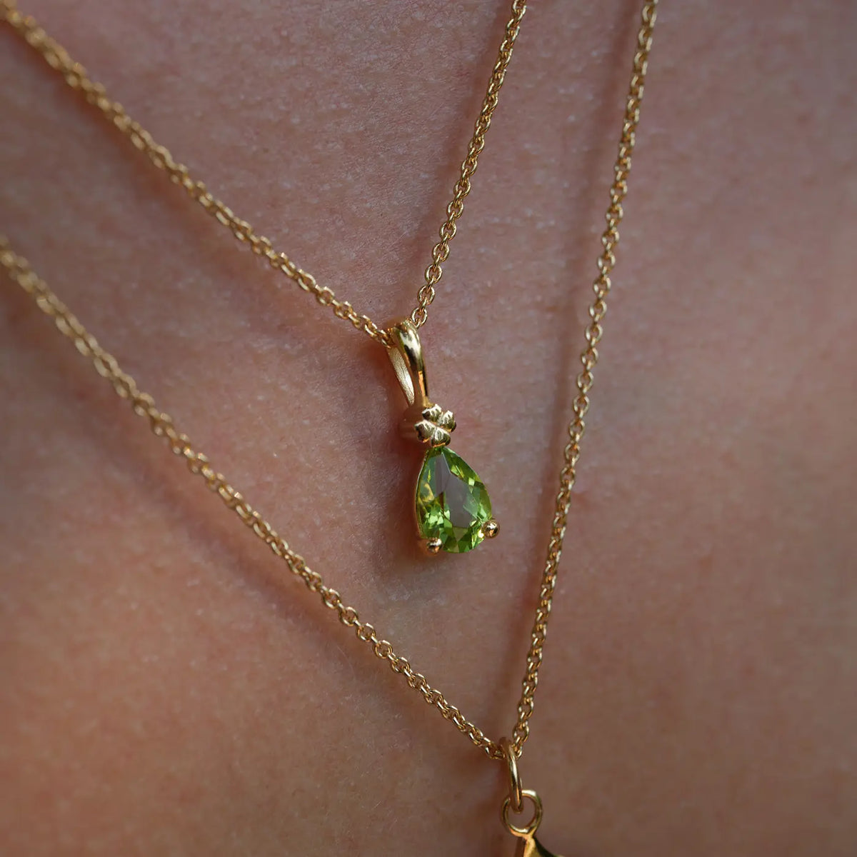 Kette mit Anhänger Blossom grüner Peridot aus 925er Sterlingsilber vergoldet - am Hals getragen, Detailansicht