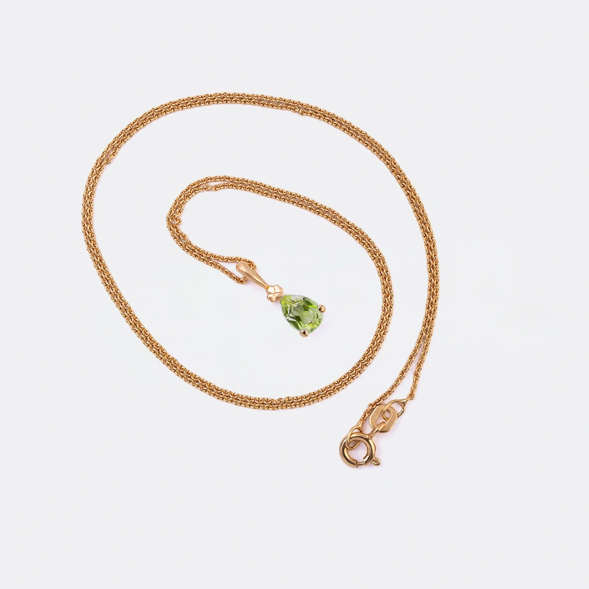 Kette mit Anhänger Blossom aus 925er Sterlingsilber vergoldet mit grünem Peridot im Tropfenschliff 7x5 mm - Aufsicht