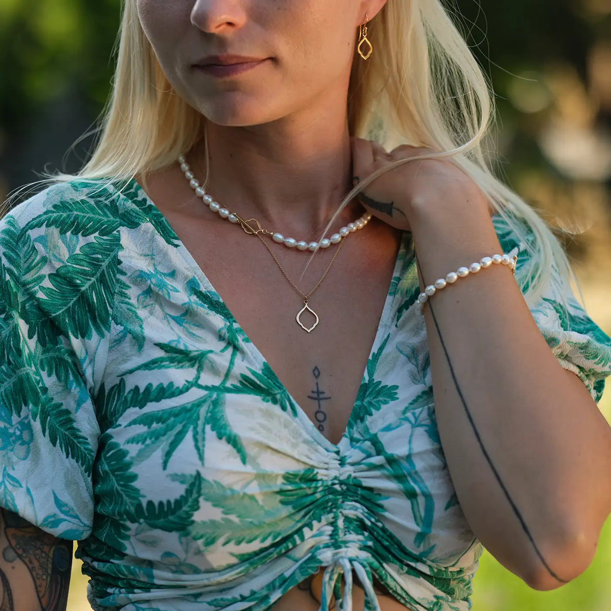 Kette mit Anhänger Leaf klein aus 925er Sterlingsilber vergoldet - am Hals getragen, Gesamtansicht