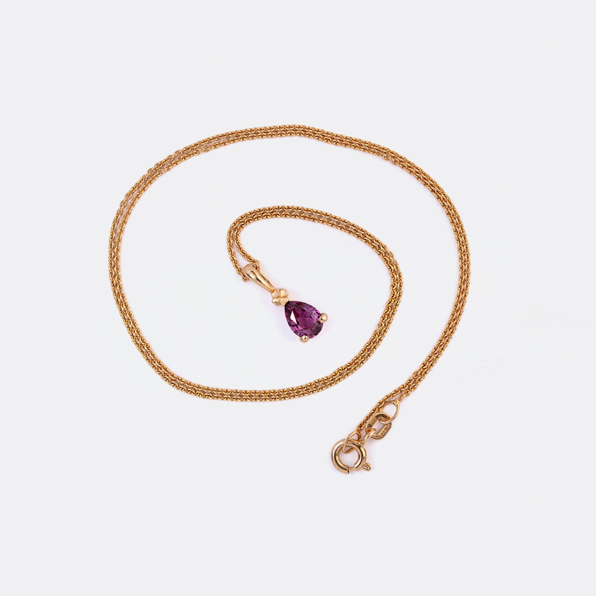 Kette mit Anhänger Blossom aus 925er Sterlingsilber vergoldet mit rotem Granat im Tropfenschliff 7x5 mm - Draufsicht