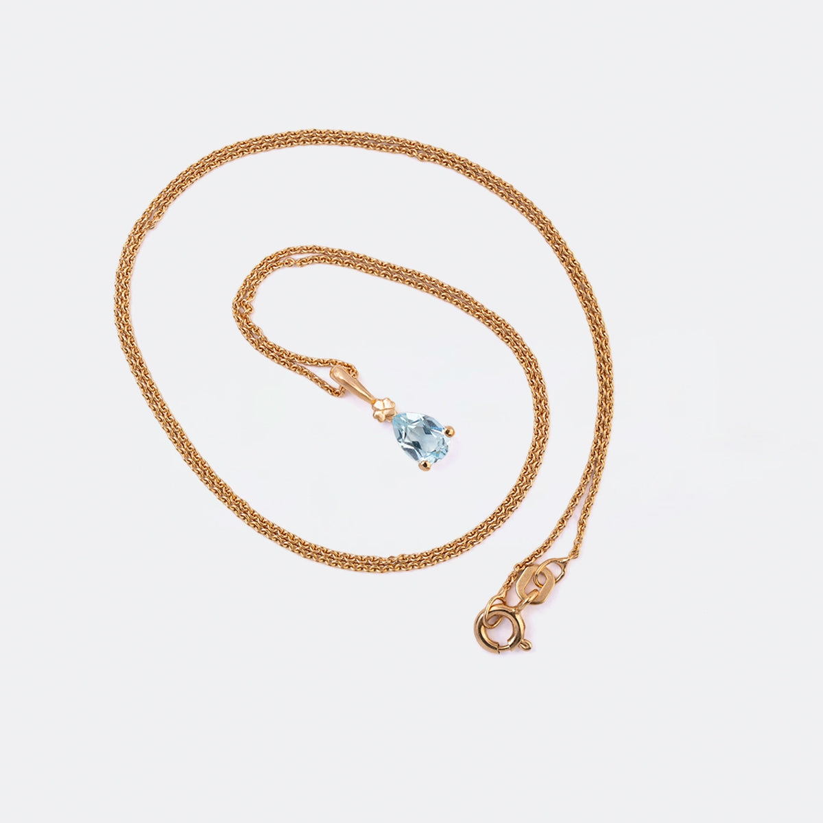 Kette mit Anhänger Blossom aus 925er Sterlingsilber vergoldet mit hellblauem Topas im Tropfenschliff 7x5 mm - Draufsicht
