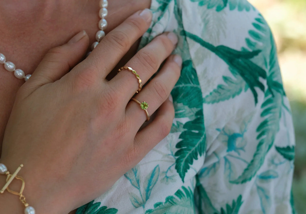 Ring Mermaid grüner Peridot und Ring Wave aus 925er Sterlingsilber vergoldet an der Hand, dazu Perlenkette und Perlenarmband Leaf - Tragebild