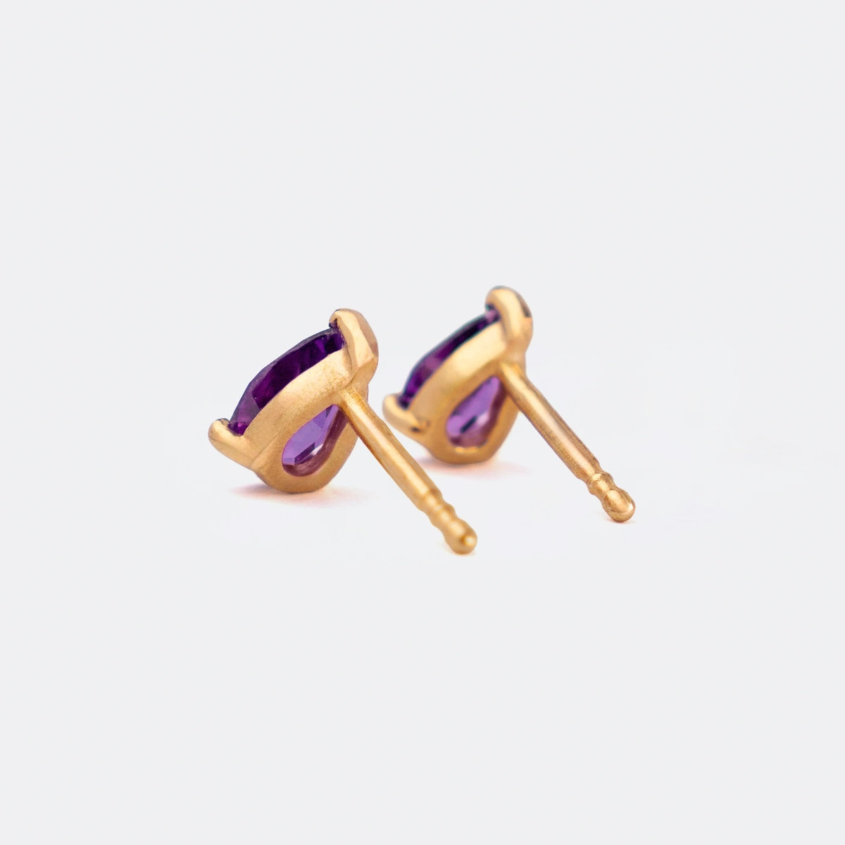 Ohrstecker Blossom lila Amethyst groß aus 925er Sterlingsilber vergoldet - Seitenansicht
