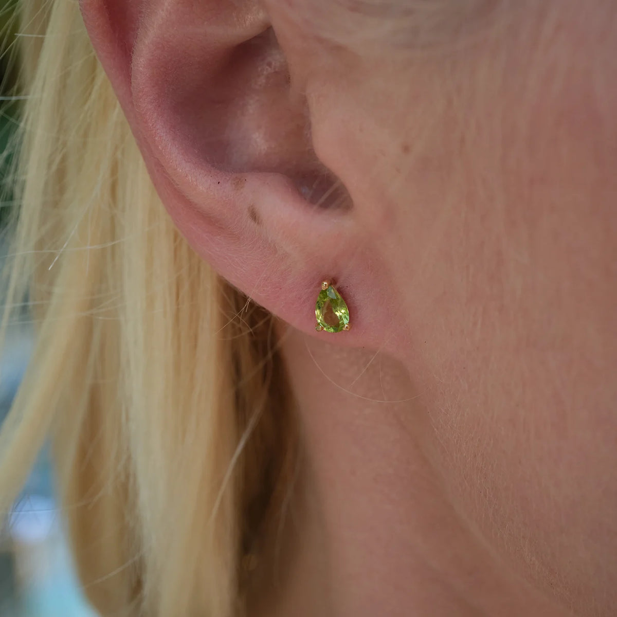 Ohrstecker Blossom grüner Peridot groß aus 925er Sterlingsilber vergoldet - am Ohr getragen, Detailansicht