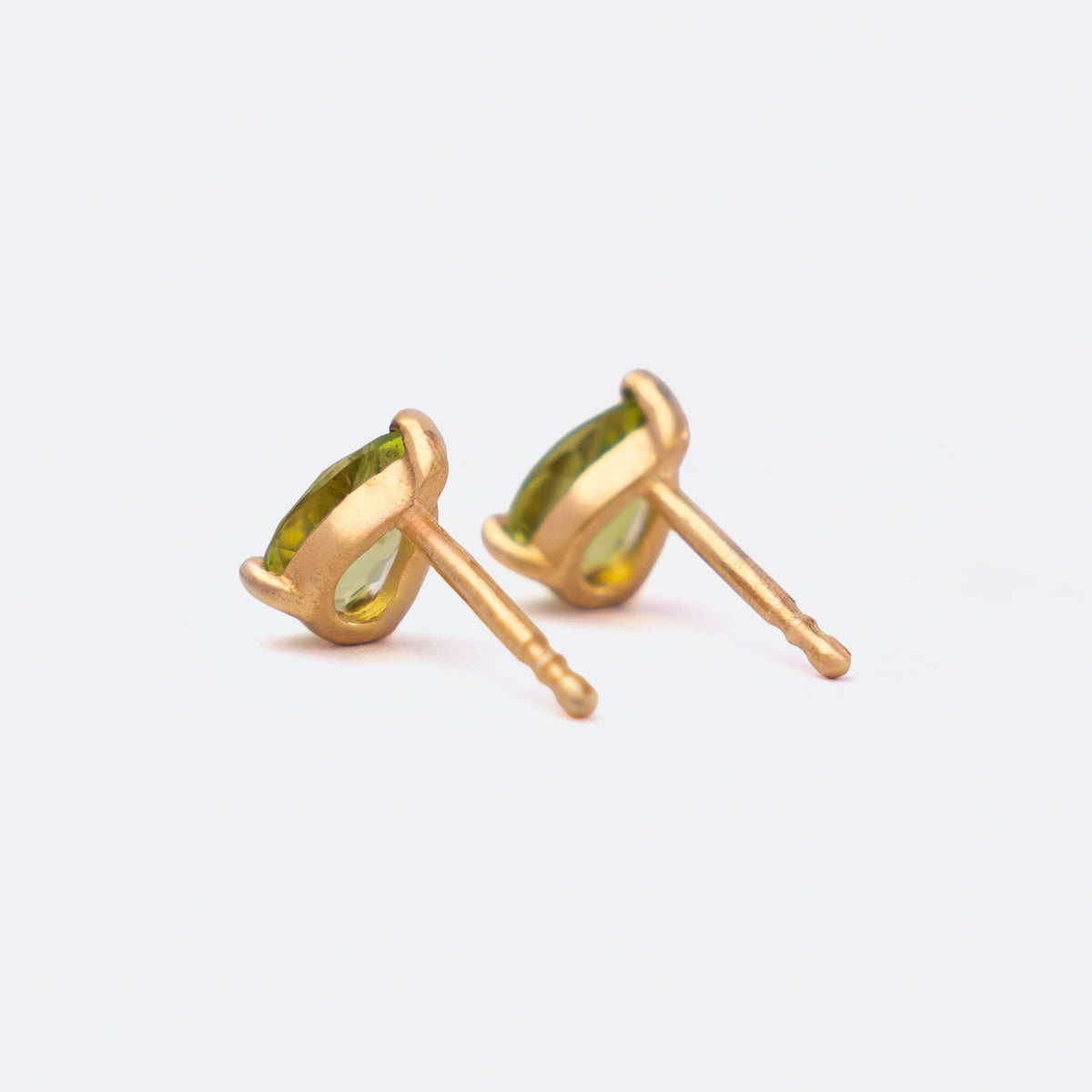Ohrstecker Blossom Peridot groß aus 925er Sterlingsilber vergoldet - Seitenansicht