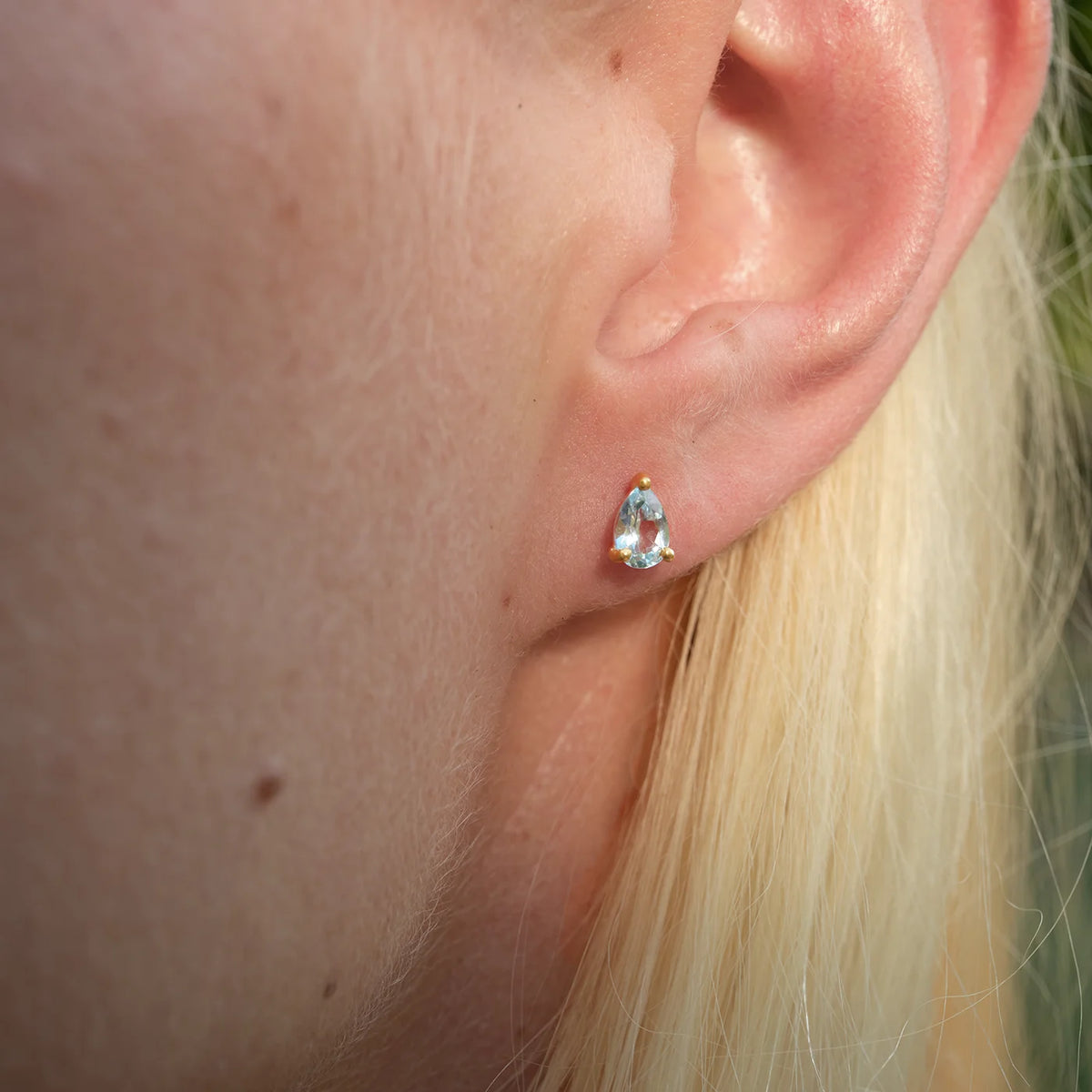 Ohrstecker Blossom hellblauer Topas groß aus 925er Sterlingsilber vergoldet - am Ohr getragen, Nahaufnahme