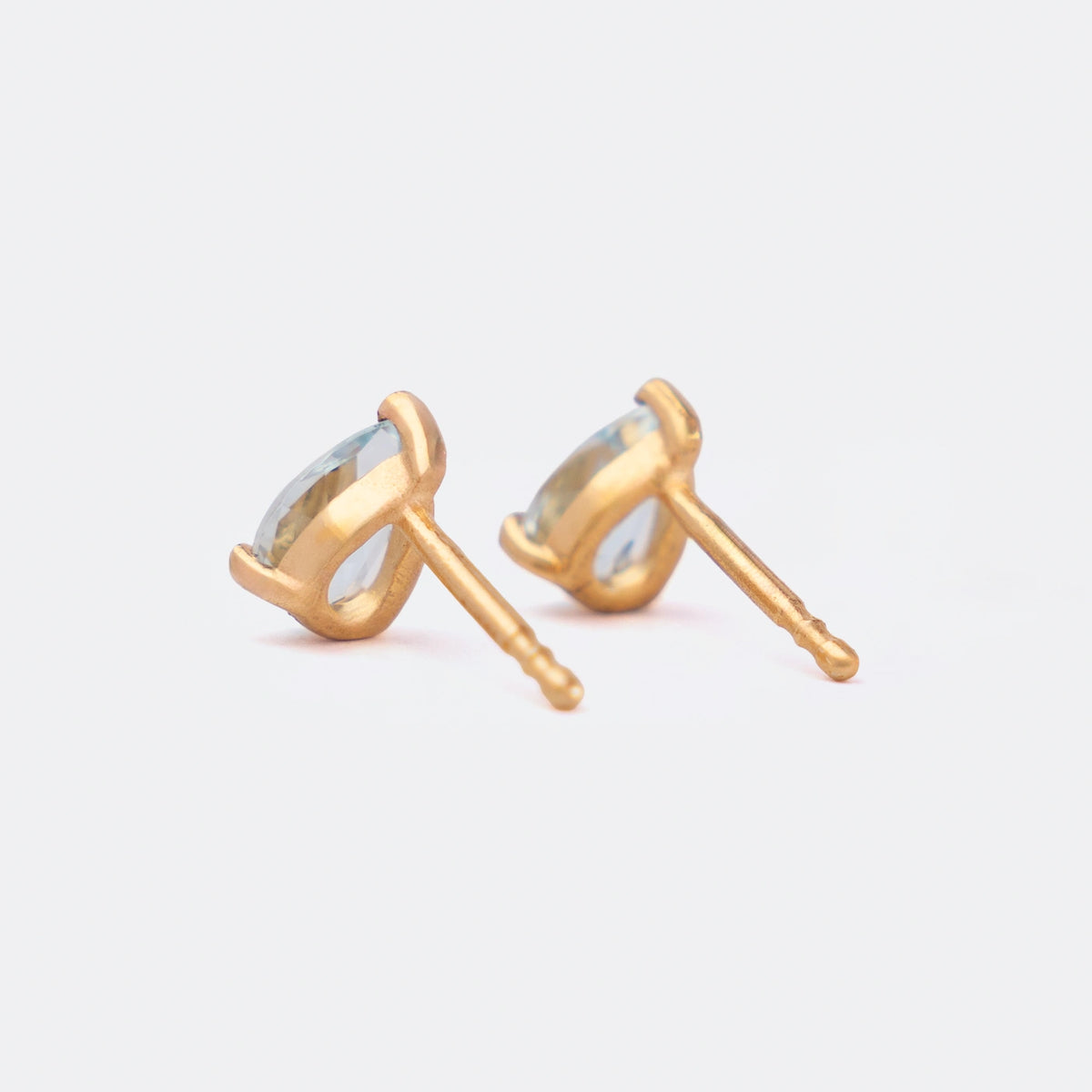 ohrstecker-blossom-gross-topas-hellblau-6x4mm-925er-sterlingsilber-vergoldet-seitlich