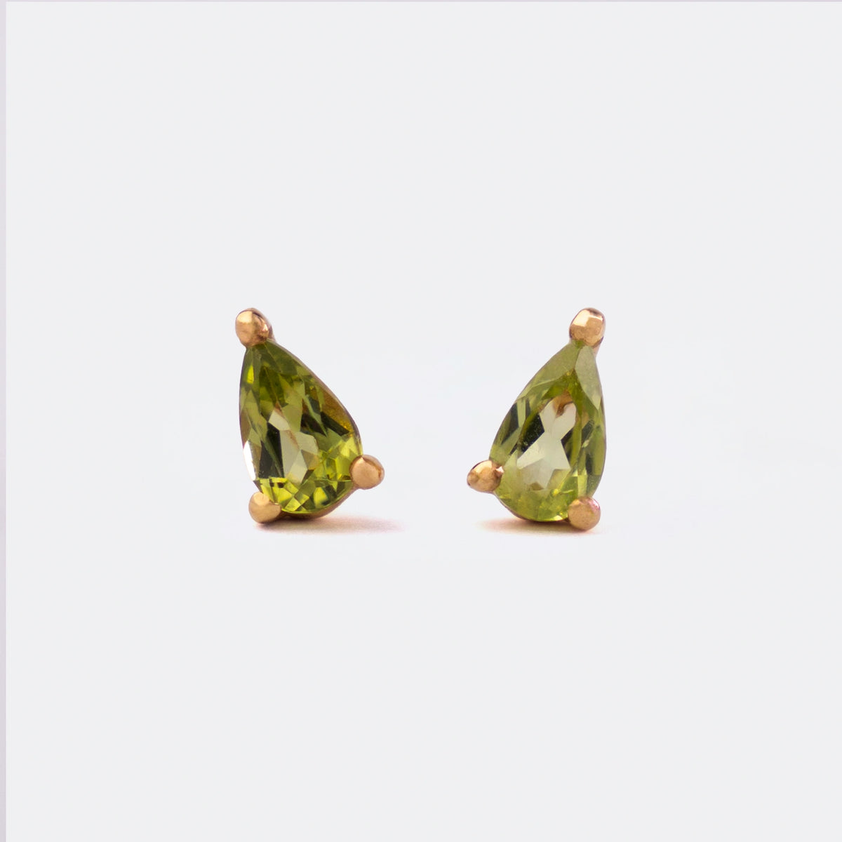Ohrstecker Blossom Peridot klein aus 925er Sterlingsilber vergoldet - Frontansicht