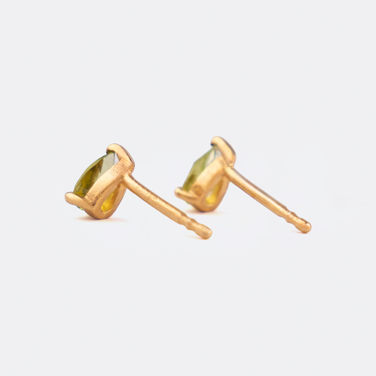 Ohrstecker Blossom Peridot klein aus 925er Sterlingsilber vergoldet - Seitenansicht