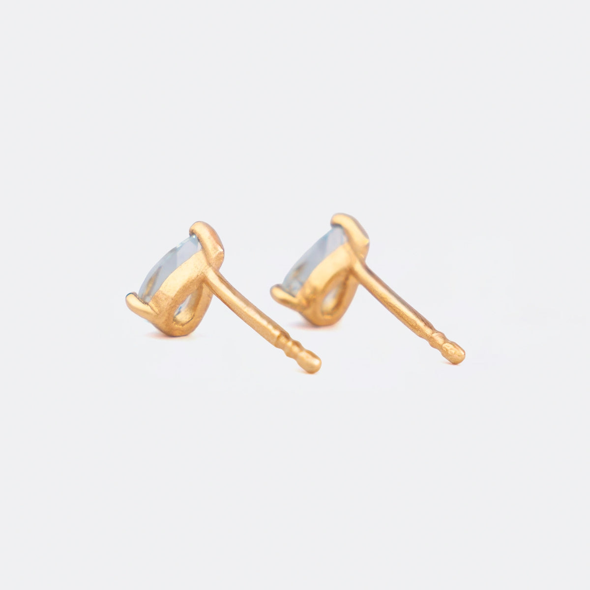 Ohrstecker Blossom hellblauer Topas klein aus 925er Sterlingsilber vergoldet - Seitenansicht