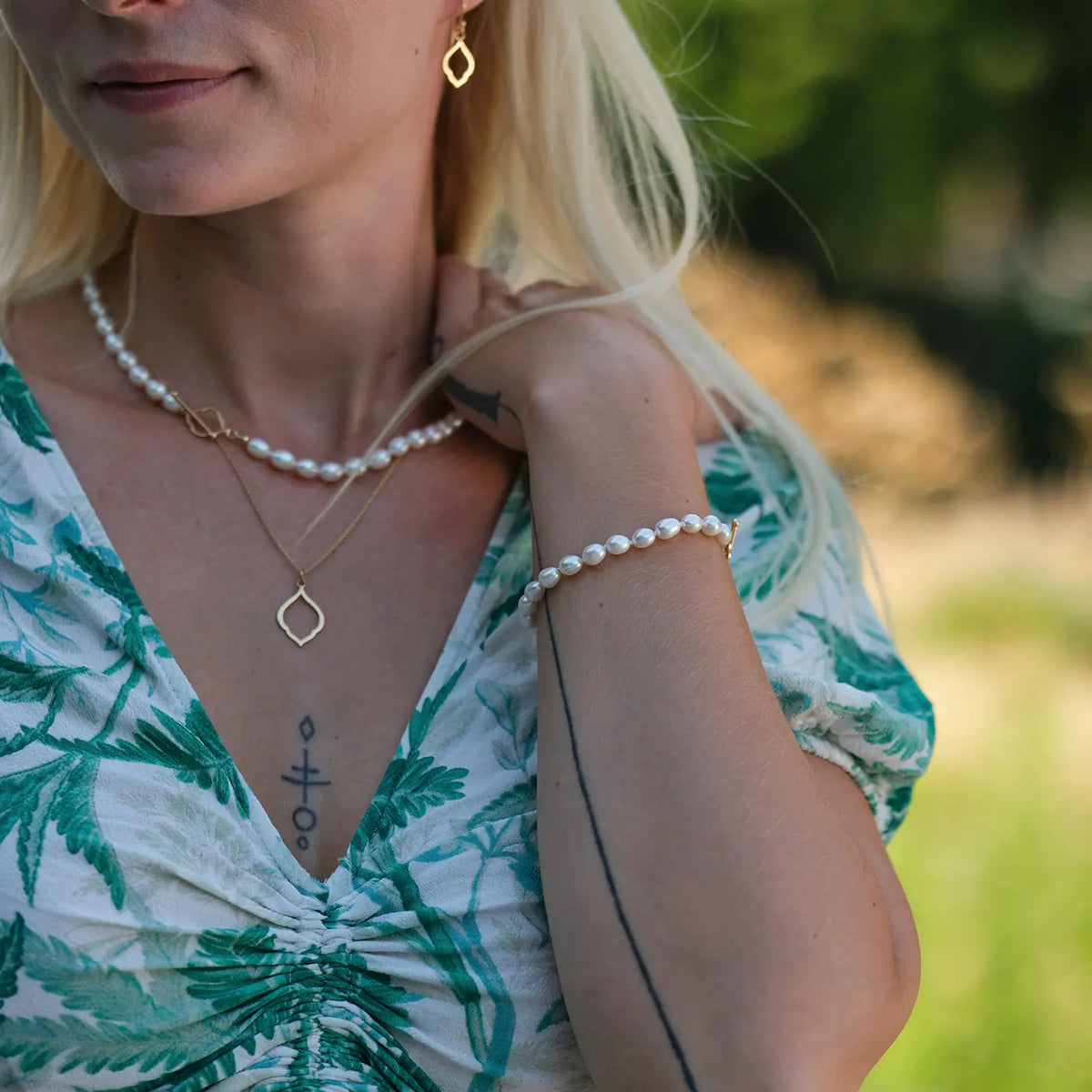 Perlenarmband Leaf aus 925er Sterlingsilber vergoldet - am Handgelenk getragen, Seitenansicht