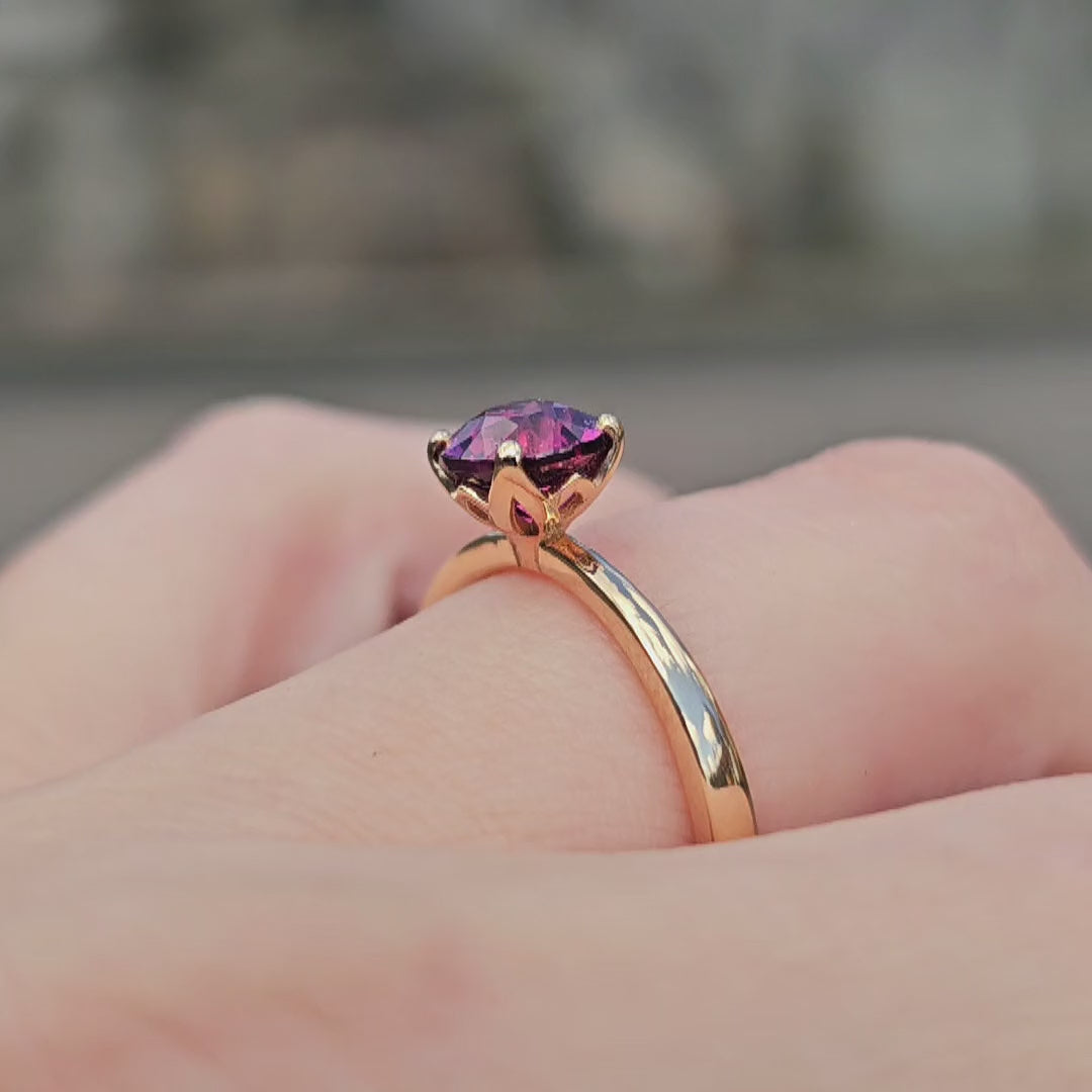 Ring Fleur Solitär Roségold mit rotem Granat getragen an Ringfinger Stein nah in Totale