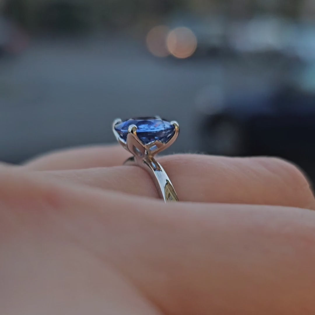 Fleur Solitair blauer Saphir 950er Platin getragen an Hand seitlich