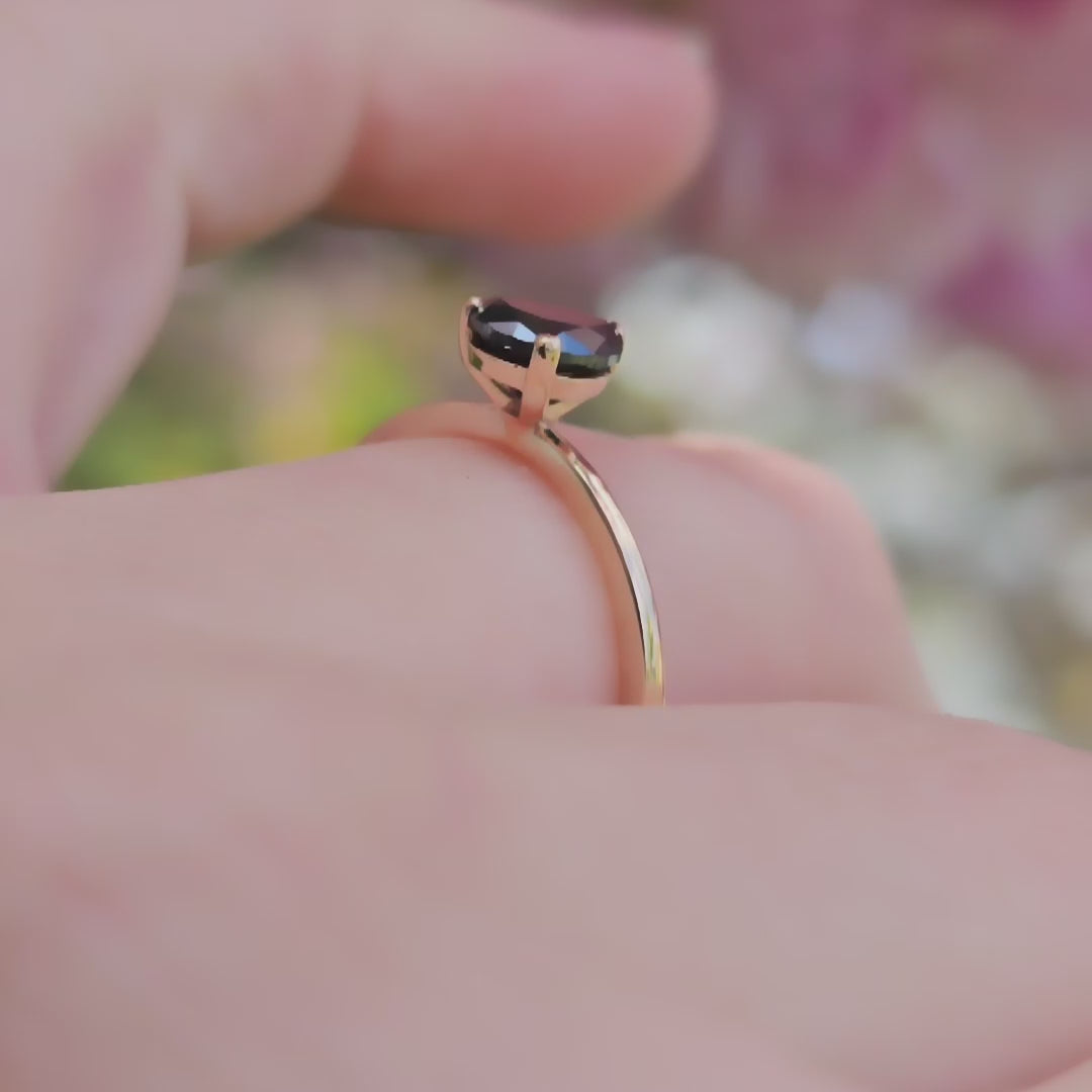 Produktvideo Solitärring Blossom aus 750er Roségold mit schwarzem tropfenförmigem Diamant 0,8 ct, getragen an der Hand