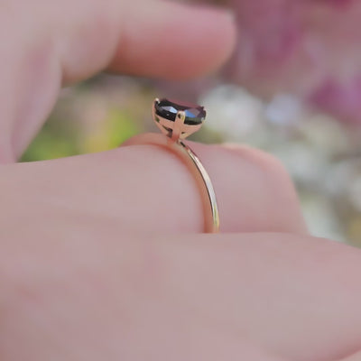 Produktvideo Solitärring Blossom aus 750er Roségold mit schwarzem tropfenförmigem Diamant 0,8 ct, getragen an der Hand