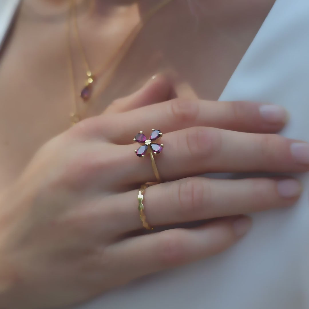 Ring Forever Blossom roter Granat aus 925er Sterlingsilber vergoldet - Video, am Finger getragen, mit Ring Wave kombiniert