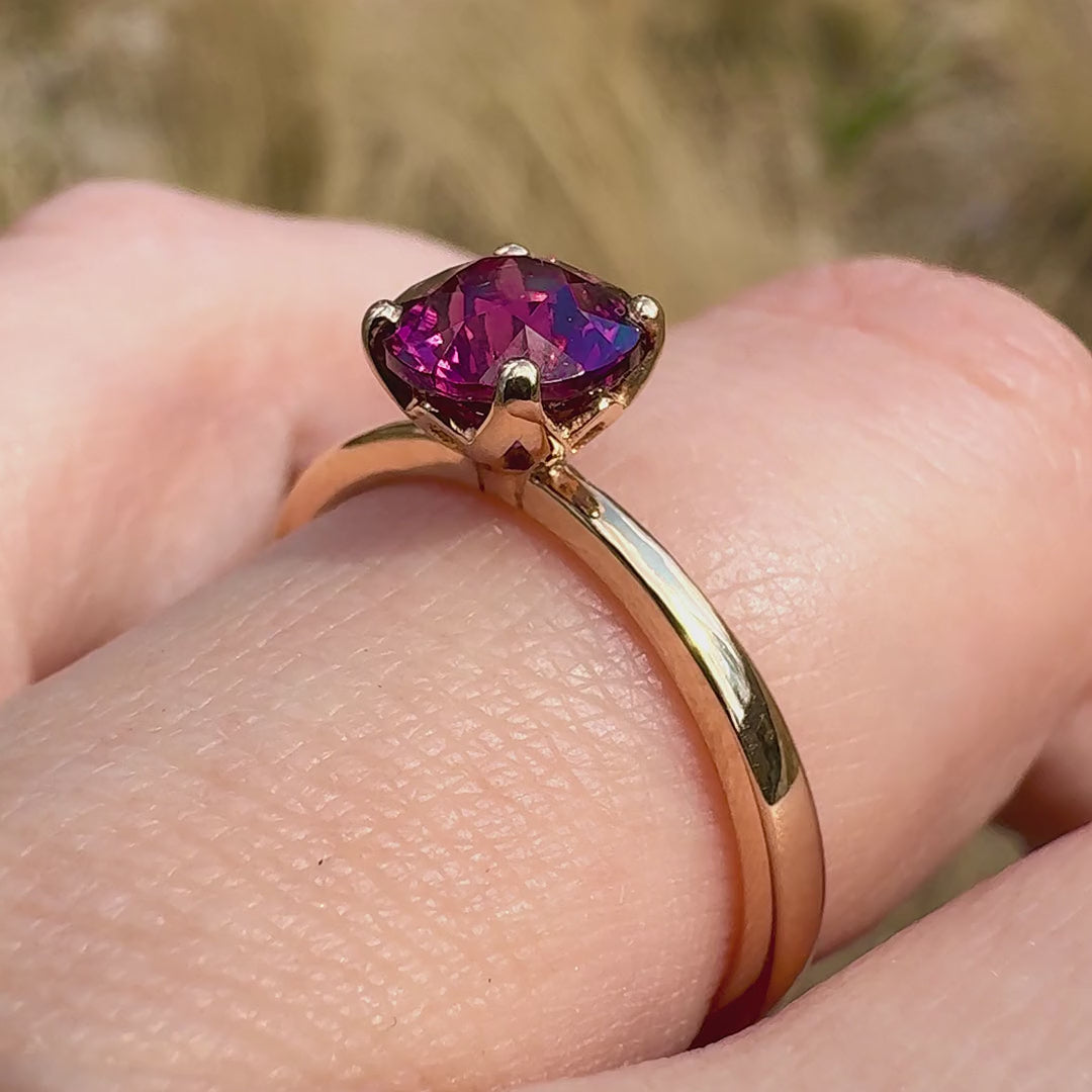 Ring Fleur Solitär Roségold mit rotem Granat getragen an Ringfinger Stein Closeup