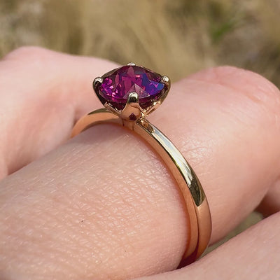 Ring Fleur Solitär Roségold mit rotem Granat getragen an Ringfinger Stein Closeup