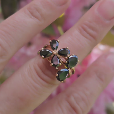 Produktvideo Stack aus Solitärringen Blossom Tropfen 0,8 ct, Oval 0,9 ct und Forever Blossom 1,2 ct, alle 750er Roségold mit schwarzen Diamanten, getragen an der Hand