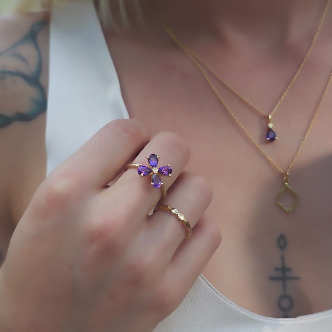 Ring Forever Blossom violetter Amethyst aus 925er Sterlingsilber vergoldet - Video, am Finger getragen, mit Ring Wave kombiniert