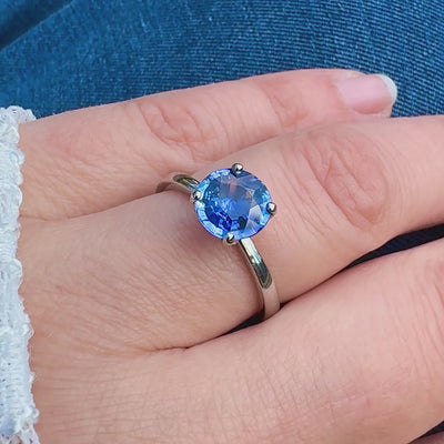 Ring Fleur Solitär blauer Saphir 950er Platin getragen an Hand in Sonnenlicht Video