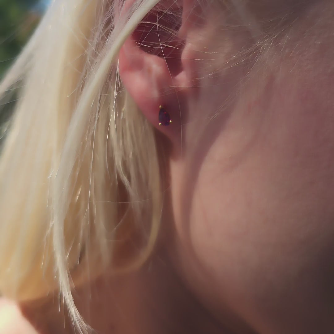 Ohrstecker Blossom klein aus 925er Sterlingsilber vergoldet (mit rotem Granat) - Video am Ohr getragen