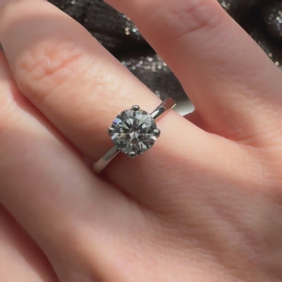 Ring Petite Fleur Solitär 1,50 ct aus 950er Platin mit Brillant - am Finger getragen, Nahaufnahme, Video