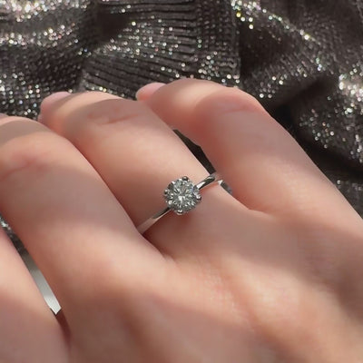 Ring Petite Fleur Solitär 0,50 ct aus 950er Platin mit Brillant - am Finger getragen, Aufsicht, Video