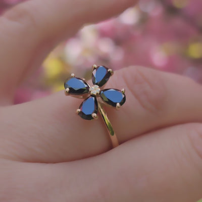 Produktvideo Ring Forever Blossom aus 750er Roségold mit vier schwarzen tropfenförmigen Diamanten 1,2 ct, getragen an der Hand