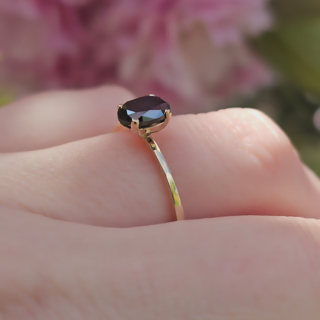 Produktvideo Solitärring Blossom aus 750er Roségold mit schwarzem ovalem Diamant 0,9 ct, getragen an der Hand