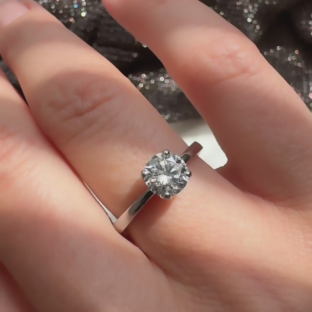 Ring Petite Fleur Solitär 1,00 ct aus 950er Platin mit Brillant - am Finger getragen, Nahaufnahme, Video