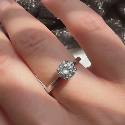 Ring Petite Fleur Solitär 1,00 ct aus 950er Platin mit Brillant - am Finger getragen, Nahaufnahme, Video