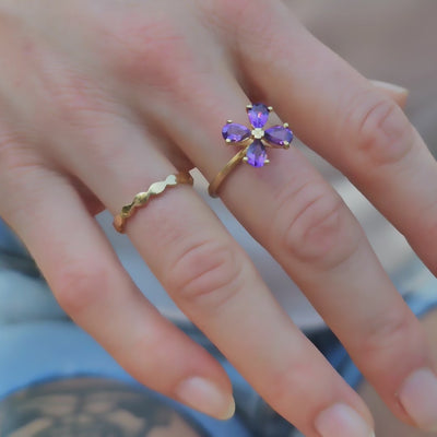 Ring Forever Blossom violetter Amethyst aus 925er Sterlingsilber vergoldet - Video, am Finger getragen, mit Ring Wave kombiniert