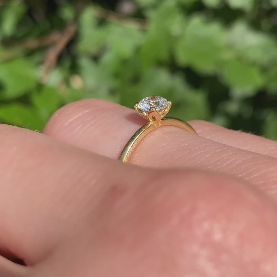 Video Gelbgold Ring Fleur Solitair 0.5ct Diamant close Up 