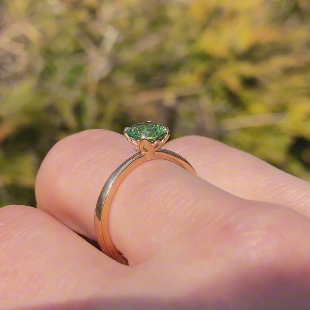 Ring Fleur Solitär Roségold getragen mit grünem Turmalin glitzert im Sonnenlicht