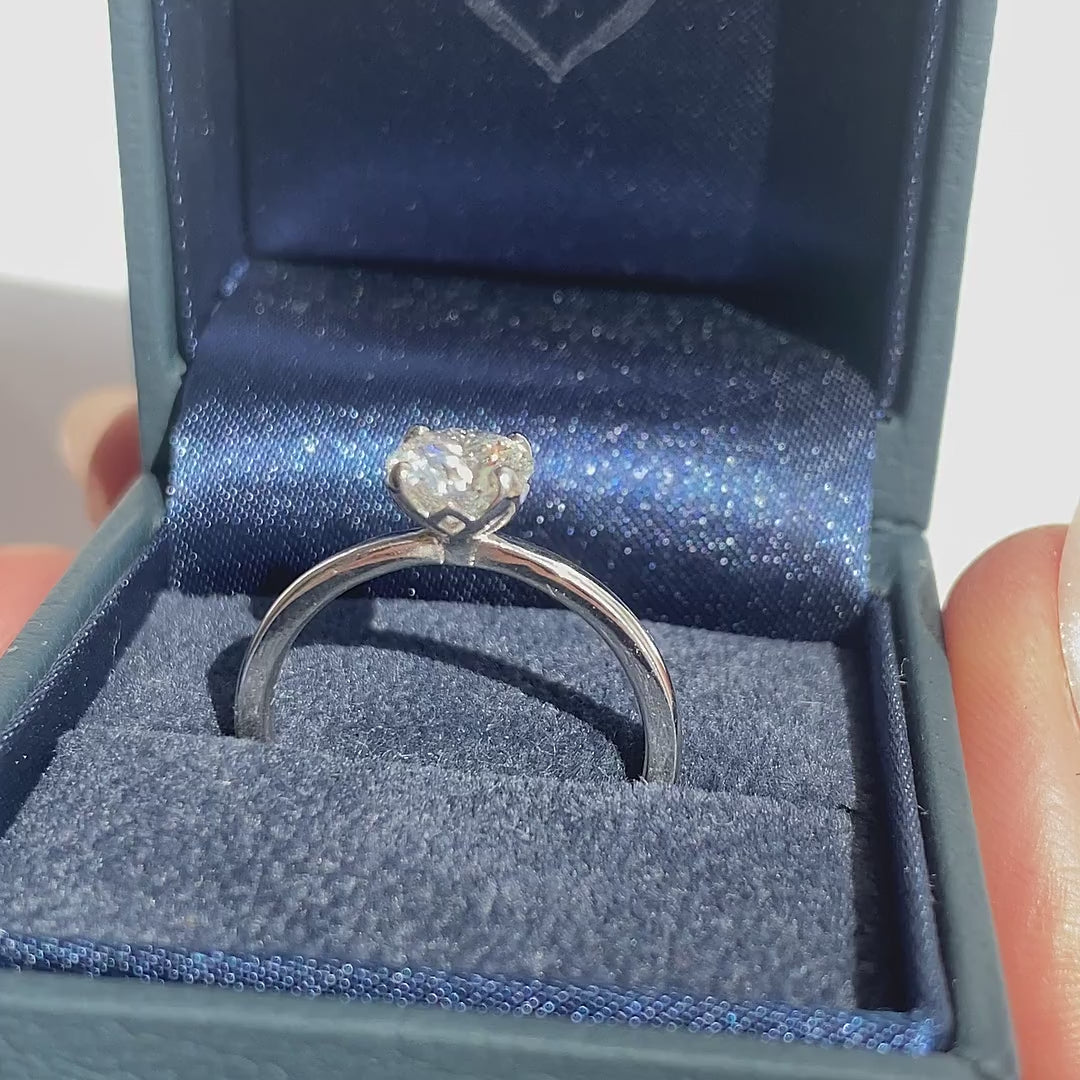 Petite Fleur Solitär Ring aus Platin mit 1 ct Diamant in blauer Schmuckbox