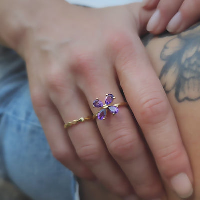 Ring Forever Blossom violetter Amethyst aus 925er Sterlingsilber vergoldet - Video, am Finger getragen, mit Ring Wave kombiniert
