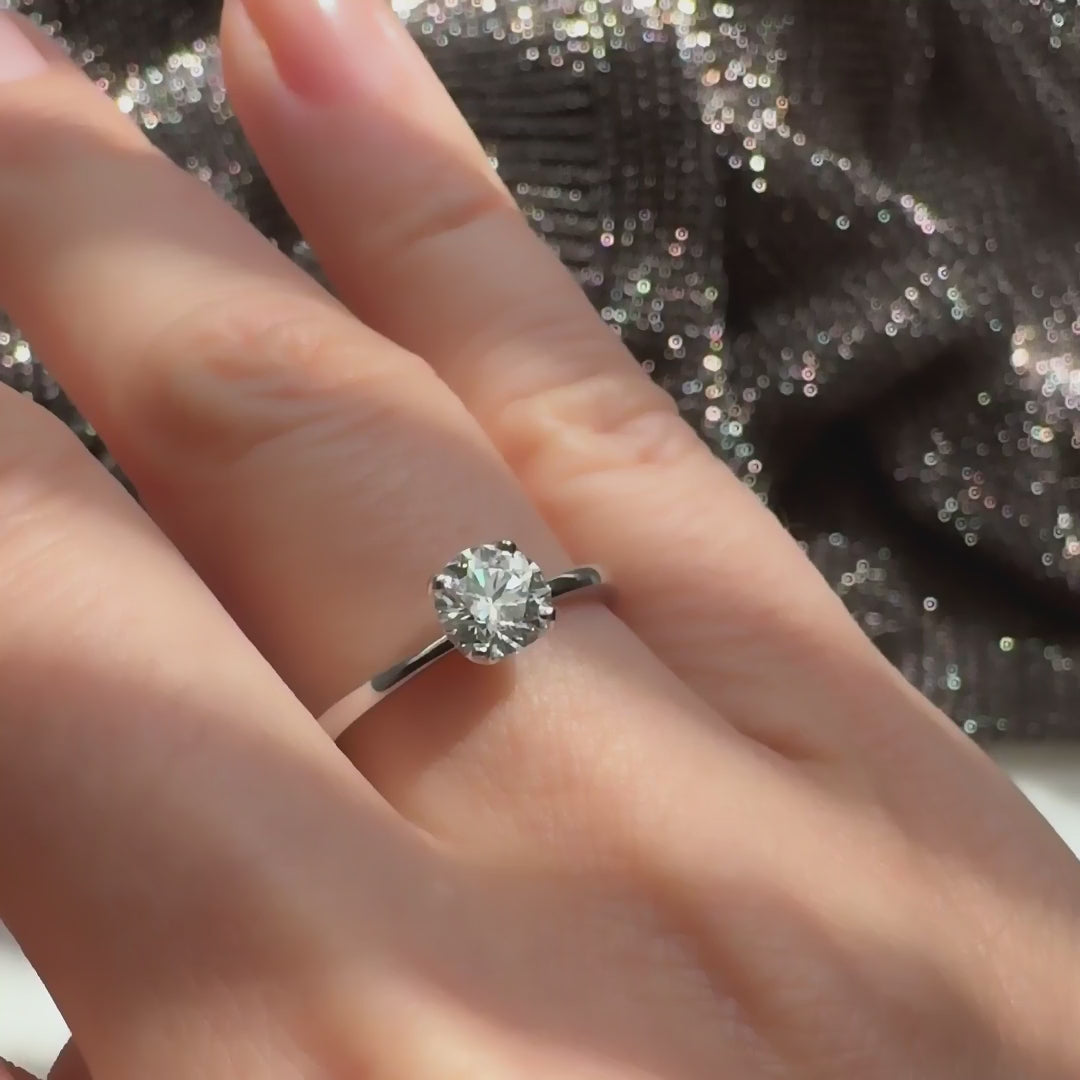 Ring Petite Fleur Solitär 0,50 ct aus 950er Platin mit Brillant - am Finger getragen, Schrägansicht, Video