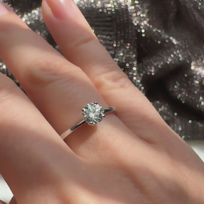 Ring Petite Fleur Solitär 0,50 ct aus 950er Platin mit Brillant - am Finger getragen, Schrägansicht, Video