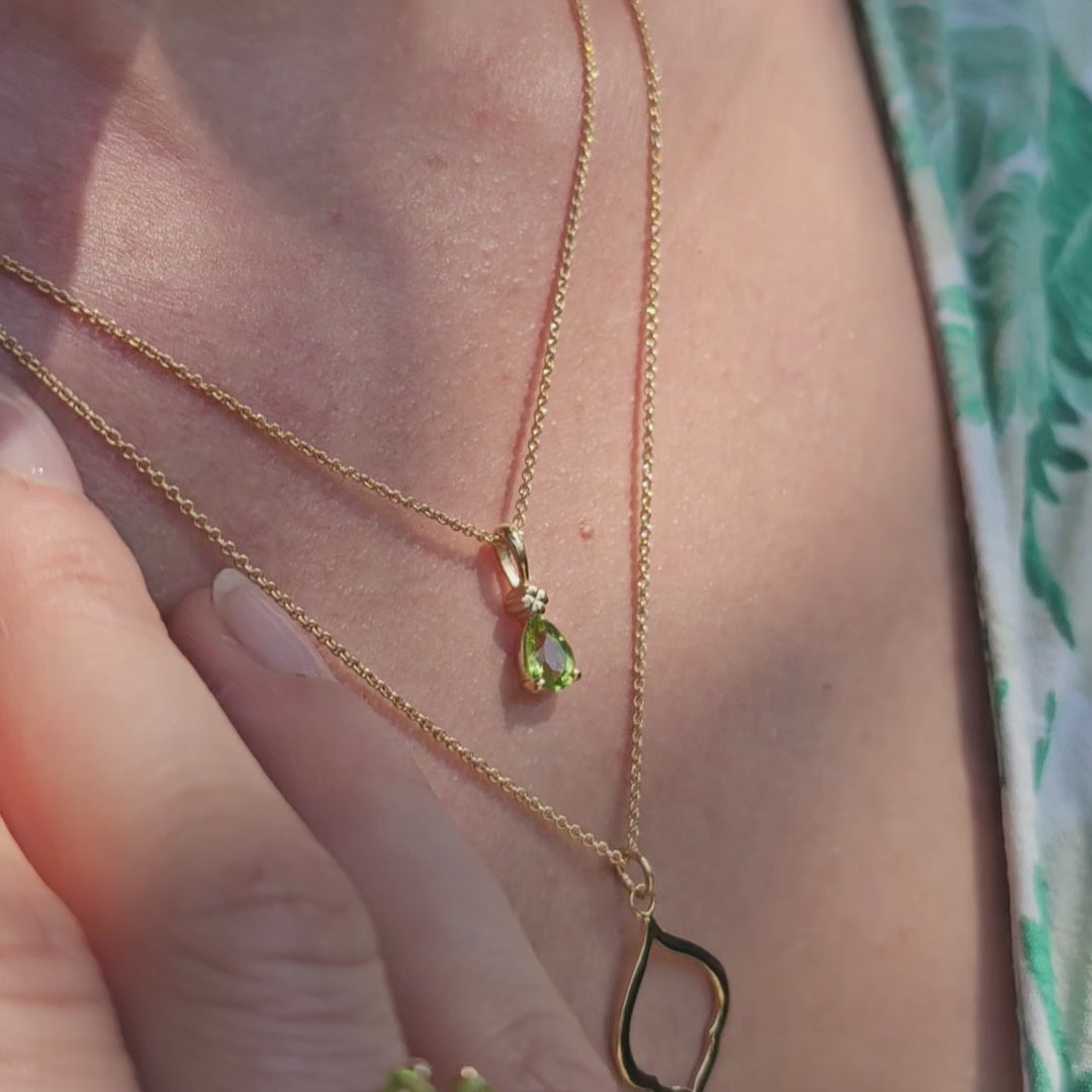 Kette mit Anhänger Blossom grüner Peridot aus 925er Sterlingsilber vergoldet - Video, am Hals getragen