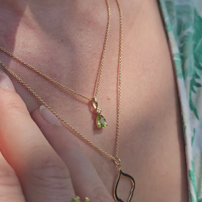 Kette mit Anhänger Blossom grüner Peridot aus 925er Sterlingsilber vergoldet - Video, am Hals getragen