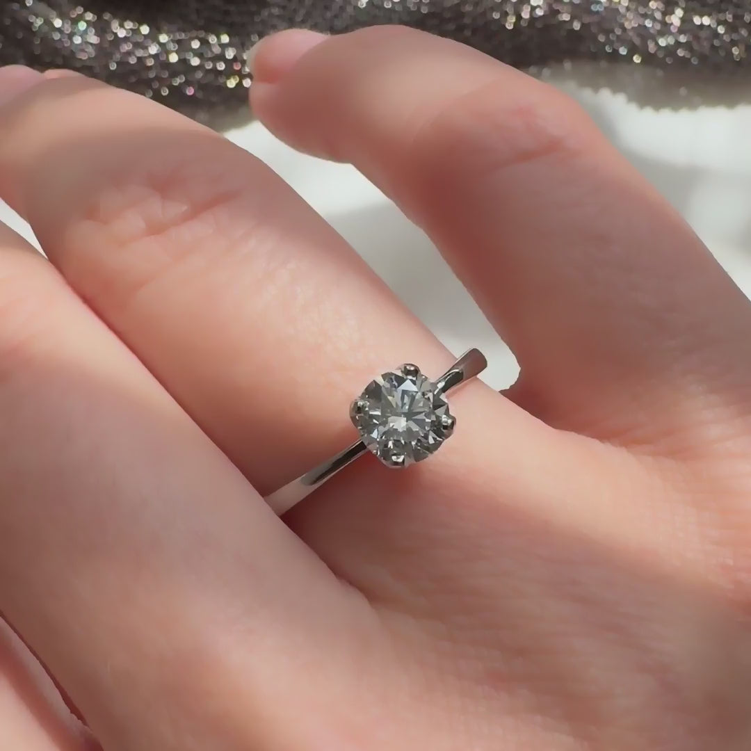 Ring Petite Fleur Solitär 0,75 ct aus 950er Platin mit Brillant - am Finger getragen, Nahaufnahme, Video