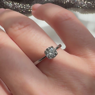 Ring Petite Fleur Solitär 0,75 ct aus 950er Platin mit Brillant - am Finger getragen, Nahaufnahme, Video