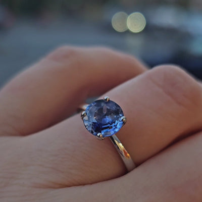 Fleur Solitair blauer Saphir 950er Platin getragen an Hand