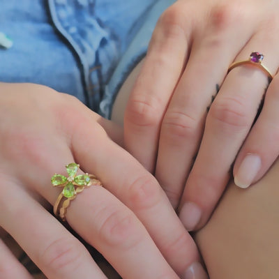 Ring Mermaid roter Granat aus 925er Sterlingsilber vergoldet - Video, am Finger getragen