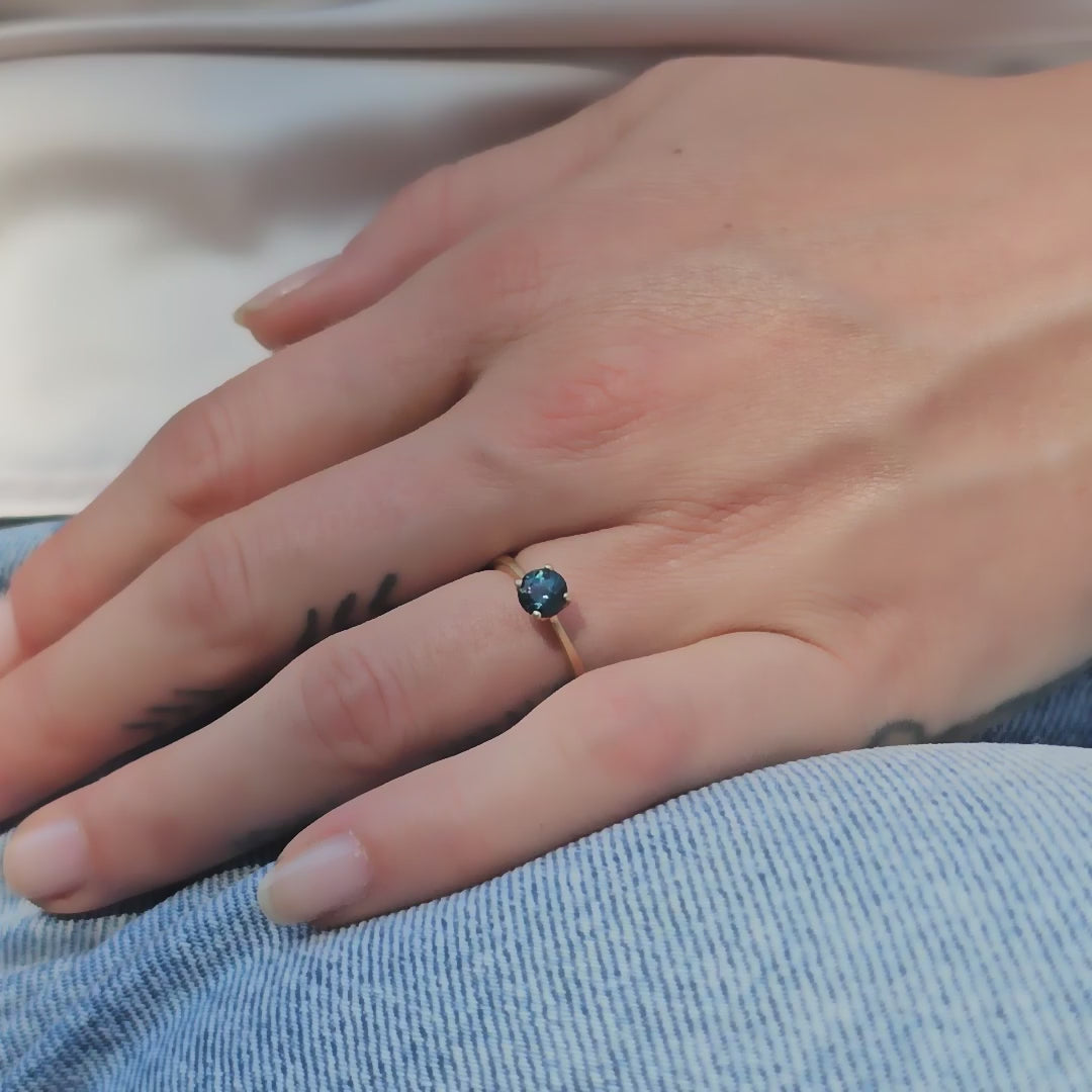 Ring Mermaid petrolblauer Topas aus 925er Sterlingsilber vergoldet - Video, am Finger getragen