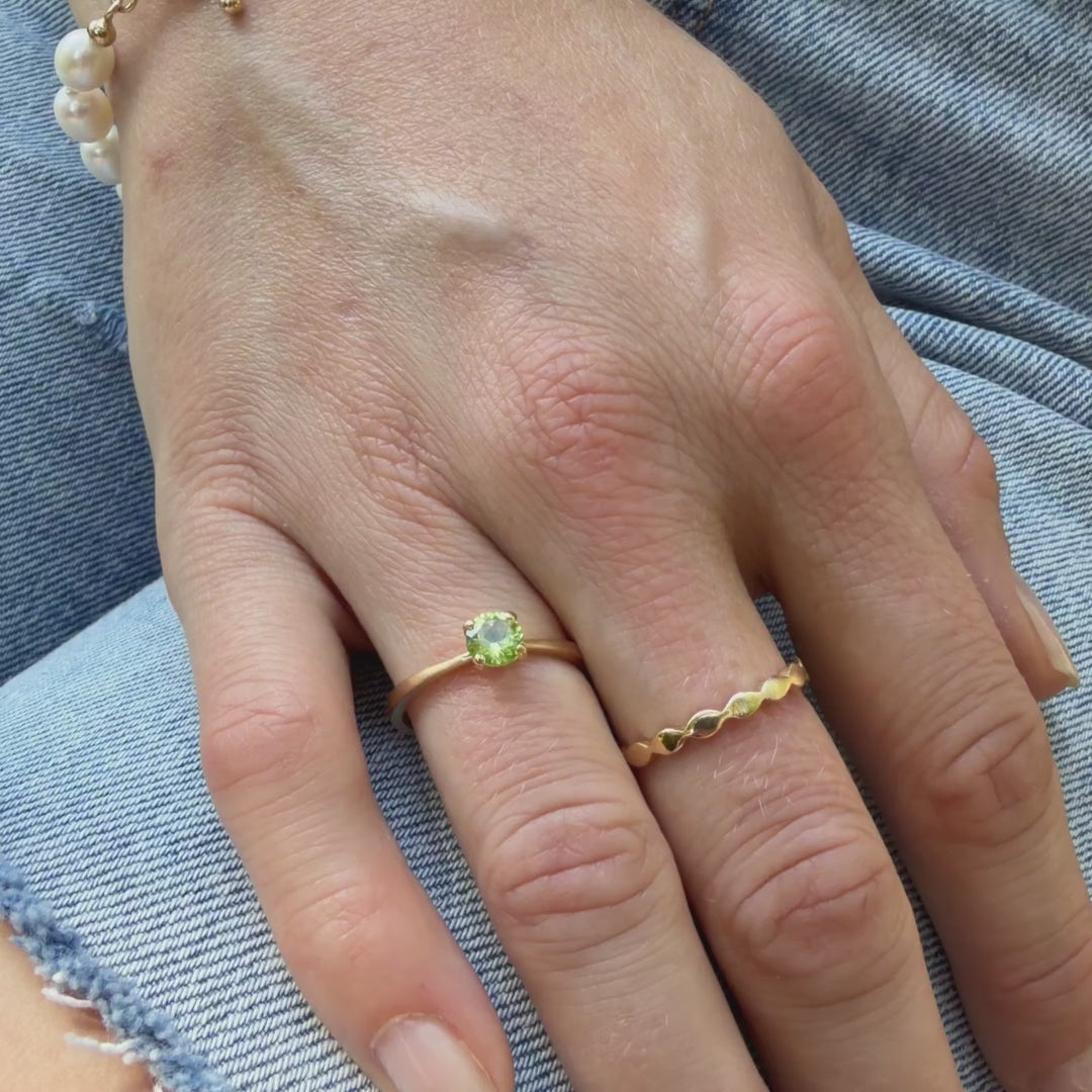 Ring Mermaid grüner Peridot aus 925er Sterlingsilber vergoldet - Video, am Finger getragen, mit Ring Wave kombiniert