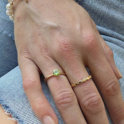 Ring Mermaid grüner Peridot aus 925er Sterlingsilber vergoldet - Video, am Finger getragen, mit Ring Wave kombiniert