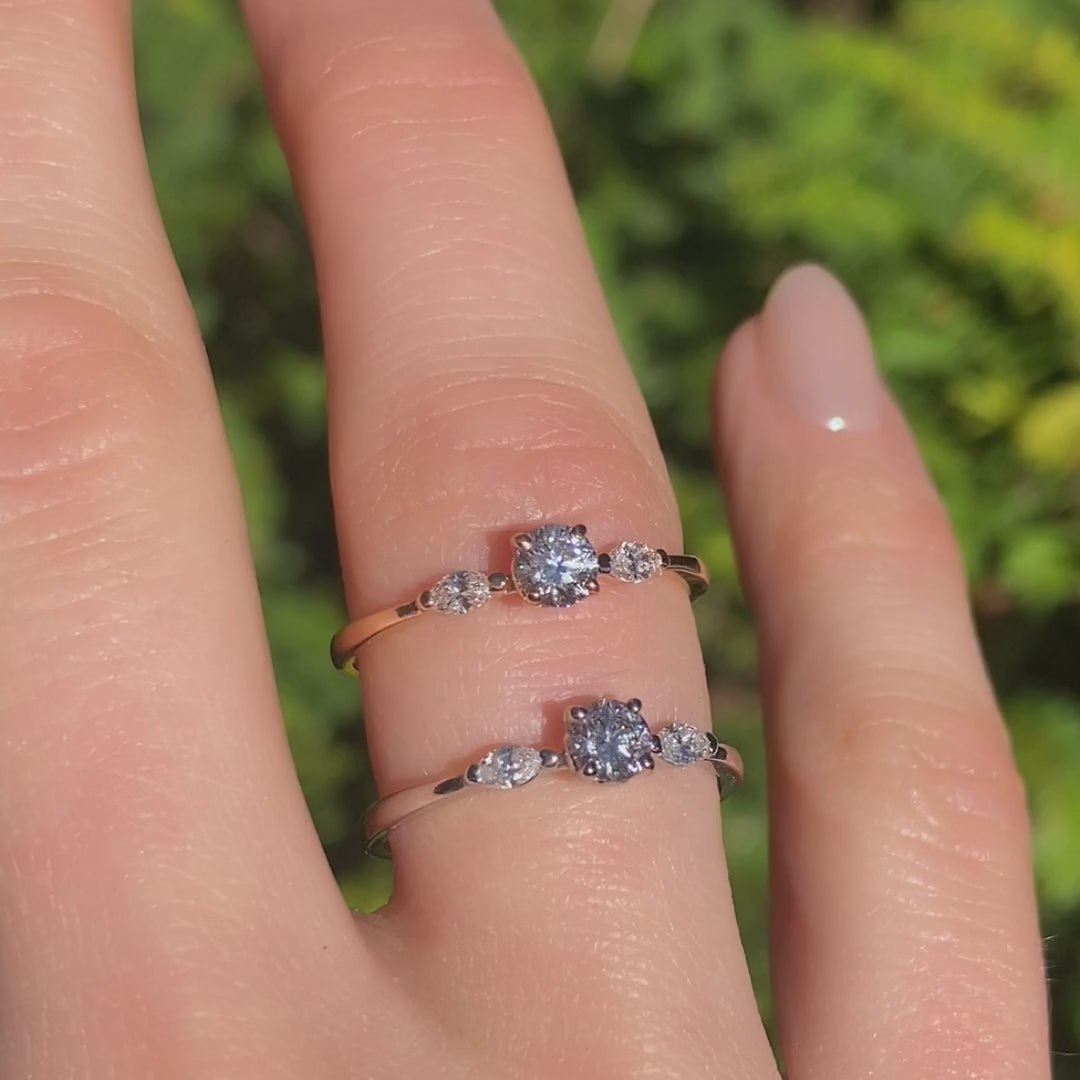 Petite Fleur Solitär Ring 0,25 ct  in Platin und Roségold am Finger getragen im Vergleich vor Busch