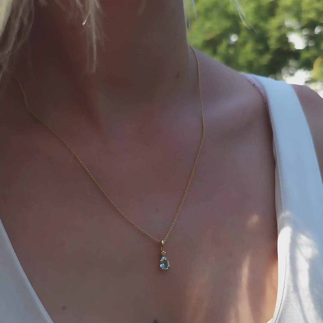 Kette mit Anhänger Blossom Kleeblatt hellblauer Topas aus 925er Sterlingsilber vergoldet - Video, am Hals getragen